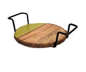 Support à pizza et à gâteau en bois forme ronde avec poignées en fer taille moyenne élégant en bois massif parfait pour une utilisation au restaurant - Product Image 4