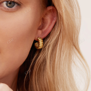 Boucles d'oreilles créoles Charlotte audacieuses en or massif plaqué or 14 carats, faites à la main, vente en gros pour femmes - Product Image 5