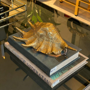 Nueva escultura de diseño antiguo de aluminio hecha a mano escultura de Metal de aspecto atractivo con escultura de acabado dorado a la venta - Product Image 1