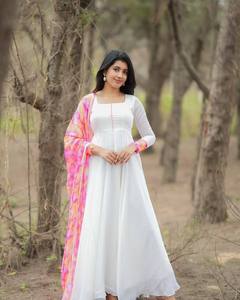 Royal Rangoli Harmony Mystic Melody Patchwork Twirl Tradition d'Aaradhya avec un style Bollywood gracieux pour l'aura de fête - Product Image 2