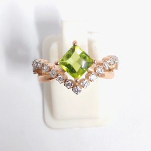 Élégante bague péridot en argent sterling 925 avec pierres latérales en moissanite étincelante Un choix classique parfait pour toutes les occasions - Product Image 1