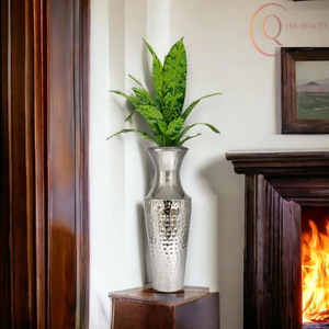 Vase décoratif de table en métal fait main de luxe avec une silhouette élégante, couleurs et logo personnalisables pour un usage domestique et commercial - Product Image 3