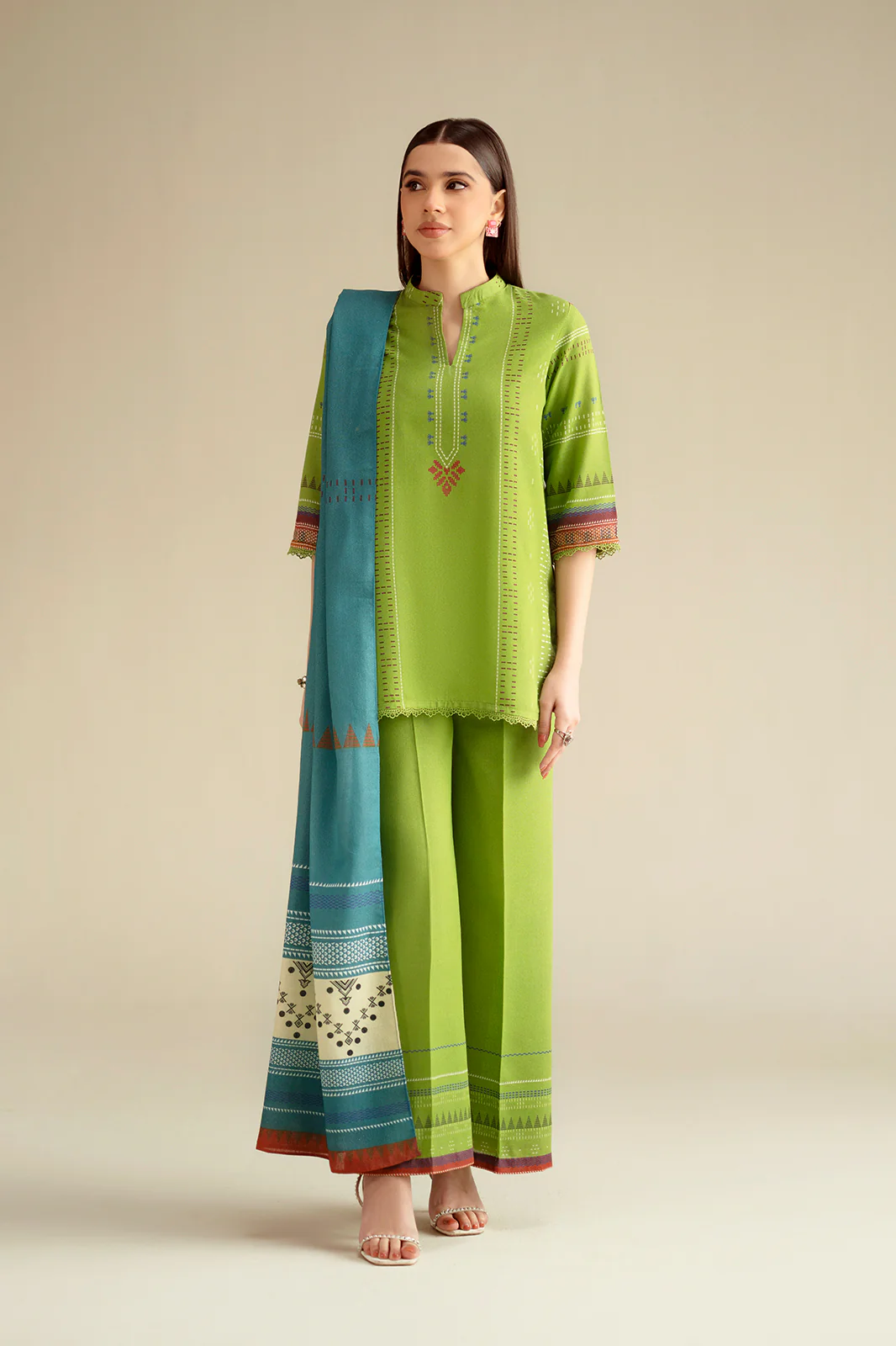 มีสีเขียวขุ่น