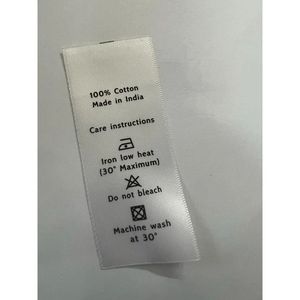 Etiqueta de Cuidado de Ropa Personalizada de Satén Impresa de 0.75 x 2 Pulgadas, Rectangular, Diseño 3D, Lavable, con Impresión en Serigrafía - Product Image 2