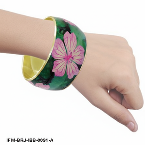 Brazalete de Latón Hecho a Mano con Incrustaciones de Esmalte Floral de Geranio Rosa, Joyería Vibrante de Inspiración Natural en Verde para Mujer - Product Image 4