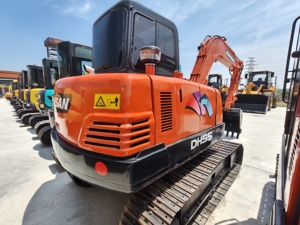 90% nouvelle mini pelle de type chenille Doosan DH55 5 tonnes d'occasion utilisée avec roulement d'engrenage de moteur à vendre à bas prix - Product Image 2