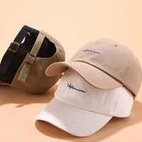 Casquette de baseball 6 panneaux en toile perforée, imperméable, avec logo en patch de caoutchouc découpé au laser sur mesure, style sport et mode courante