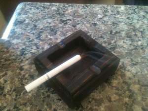 Nouvel arrivage de cendrier en résine époxy et bois de forme carrée au design moderne avec logo de couleur personnalisé portable pour l'intérieur et l'extérieur - Product Image 5