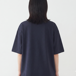 เสื้อยืดโอเวอร์ไซส์ผ้าคอตตอนเนื้อหนัก 220 กรัม พิมพ์ลายโลโก้ตามสั่ง สีกรมท่า คุณภาพระดับพรีเมียม สำหรับผู้หญิง ทรงไหล่ตก ขายส่ง - Product Image 5