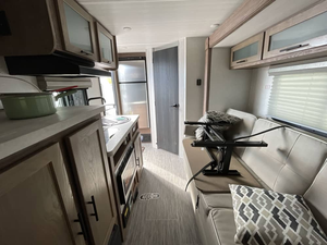 Caravane de voyage légère et moderne de qualité supérieure, modèle 2022, utilisée, type Forest River & Rockwood Mini Lite, à vendre - Product Image 3