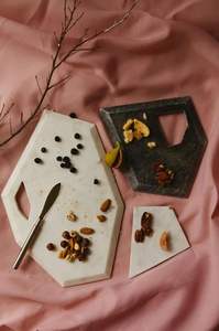 Plateau de fromage en marbre blanc artisanal avec des accents d'or pour servir des amuse-gueules fruits et des collations lors de fêtes de cuisine modernes - Product Image 4