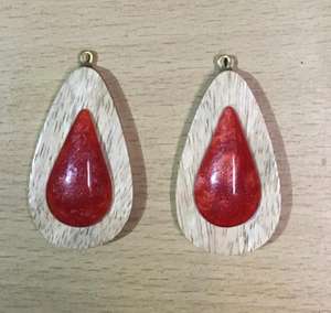 Boucles d'oreilles tendance en résine de qualité supérieure pour dames Boucles d'oreilles en résine de couleur rouge Boucles d'oreilles en résine élégantes au prix de gros - Product Image 1