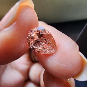 Elegante Anillo de Compromiso con Diamante Cultivado en Laboratorio de 1.72CT, Corte Pera, Color Rosa Fantasía, Certificado IGI - Product Image 2