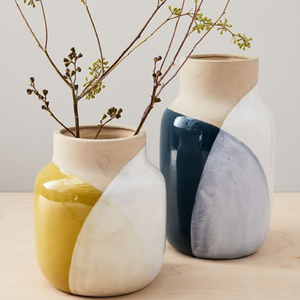 Paire de vases contemporains avec un design de bloc frappant, mettant en vedette des formes fluides et abstraites dans des palettes jaunes chaudes et bleues froides - Product Image 1