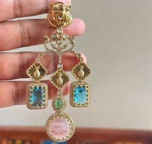 Boucles d'oreilles clous en laiton plaqué or de qualité supérieure, style traditionnel avec pierres, pour femmes et jeunes filles, idéales pour les mariages et les fêtes. - Product Image 4