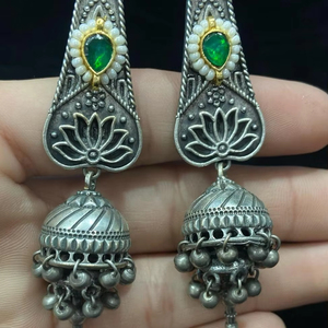 Pendientes colgantes de aspecto tradicional de plata oxidada de 925 de diseño antiguo para su joyería artesanal India hecha a mano - Product Image 1