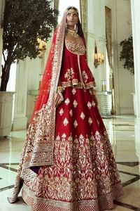 MAGNIFIQUE BRODERIE SUR ÉLÉGANTE ROBE DE MARIÉE PEPLUM ET LEHENGA AVEC PERLES DE VERRE EN CRISTAL EMBELLISHES, TRAVAIL DABKA POUR MARIAGE @ 2024 - Product Image 2