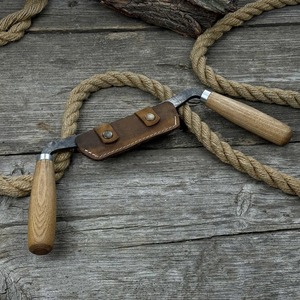 Couteau de charpentier pour projets en bois Lame en acier au carbone, manche en bois de frêne, fourreau en cuir Couteau de menuiserie forgé à la main pour le travail du bois. - Product Image 6