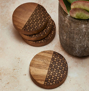 Juego de posavasos redondos de madera con un elegante soporte de almacenamiento con trípode. Elegante. Disponible a precios de mayoreo. - Product Image 5