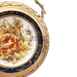 Art mural antique en laiton avec cadre orné suspendu et pièce maîtresse en porcelaine florale au design royal vintage - Product Image 4