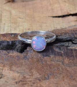 Anillo Apilable de Plata de Ley con Ópalo de Laboratorio, Joyería de Piedra Natalicia de Octubre, Anillo de Piedra Preciosa Hecho a Mano para Mujer - Product Image 5