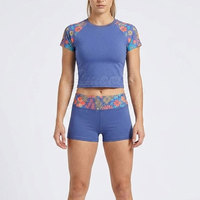 Ensemble tendance short et crop top fitness pour femme, au-dessus du genou, en tissu léger uni, look élégant, idéal pour la gym et les voyages