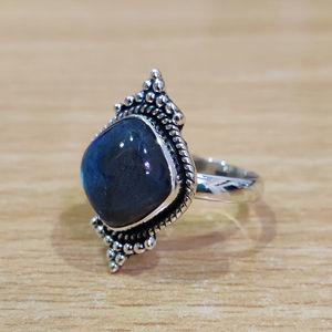 แหวนวินเทจแฟชั่นอัลลอยประดับพลอยลาบราดอไรต์ 4.2 กรัม ชุบทอง 18K แบบฝังขอบ ปรับขนาดได้ - Product Image 1