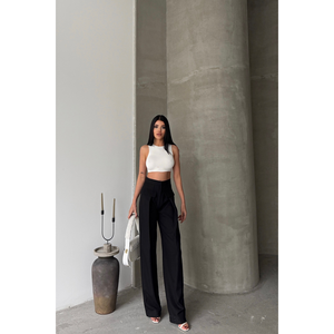 Pantalones negros de mujer con detalle de solapa plisada ancha y diseño cerrado - Product Image 2