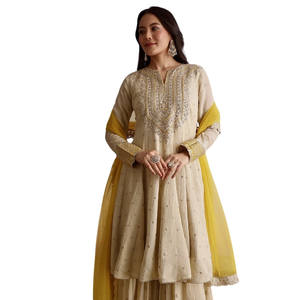 Traje de marfil Crush Tissue Sharara con trabajo de lentejuelas Zari para recepción festiva de fiesta de boda y celebraciones culturales tradicionales - Product Image 4