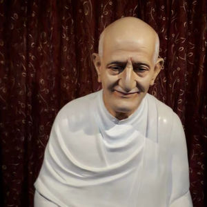 Statue d'Acharya Shree Mahapragya en marbre blanc antique, sculptée à la main, design traditionnel, pour intérieur, salon, temple, jardin, mur - Product Image 1