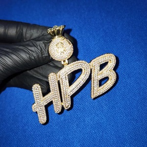 Pendentif personnalisé lettre nom en argent sterling 925 plaqué or avec diamant en moissanite entièrement glacé dans le style hip hop disponible à la vente - Product Image 1