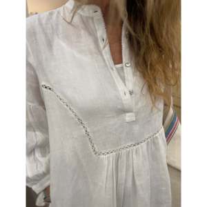 เดรสผ้าลินินสีขาว ERINA - เดรสลำลองคุณภาพสูง ระบายอากาศได้ดี สไตล์ ODM สำหรับสาวออฟฟิศ แขนพอง ความยาวระดับเข่า ไซส์ XS - Product Image 2
