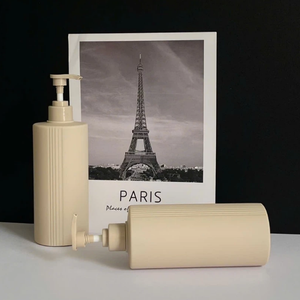 ขวดพลาสติก HDPE สีเบจพร้อมหัวฉีด500มล. ขวดเจลอาบน้ำแชมพูพร้อมฝาปั๊มโรงงานเวียดนาม - Product Image 4