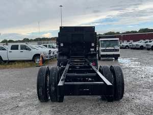 Camion tracteur diesel 6x4 robuste avec cabine couchette pour la logistique longue distance et le transport de marchandises - Product Image 4