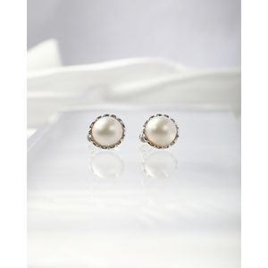 Boucles d'oreilles clous en perle blanche avec alliage plaqué rhodium et zircon - Product Image 1