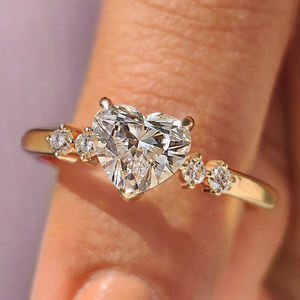 Bague en diamant de laboratoire en forme de cœur de 1,50 à 5,00 carats avec pierres latérales rondes pour femmes, bijoux en or 10K/14K/18K/PT950/S925 - Product Image 1
