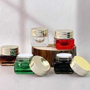 Vasetti di Lusso in Vetro Quadrati con Coperchi Dorati, Contenitori Cosmetici Ricaricabili per Skincare, Creme Viso e Balsamo Labbra - Product Image 1