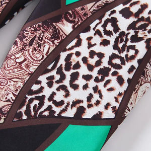 Conjunto de entrenamiento activo de dos piezas Premium para mujer Ropa informal ajustada de alta calidad con logotipo de patrón de cuadros personalizado para mayores de 6 años - Product Image 6