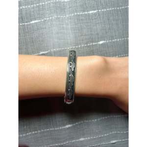 Brazalete Elegante de Plata de Ley de la Colección Tommy and Rose Singer - Product Image 5