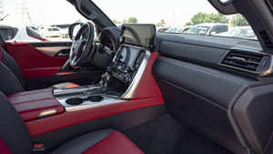 Lexus LX600 F Sport 2024-2025 d'occasion, conduite à gauche, transmission intégrale, intérieur cuir foncé, toit ouvrant panoramique, automatique, 4.5L atmosphérique - Product Image 5