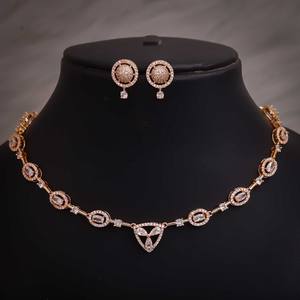 Ensemble collier et boucles d'oreilles tendance plaqué or pour femmes, alliage et pierres en zircon pour les cadeaux de mariage et les fêtes - Product Image 2