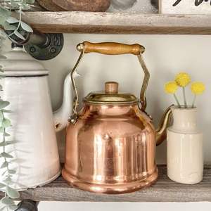 Hervidor de cobre indio clásico con tapa curva y cuerpo sólido hecho para cocinas étnicas o ceremonias espirituales - Product Image 3