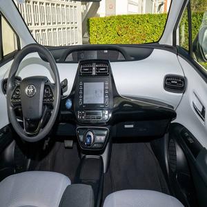 ¡Oferta Imperdible! Toyota Prius XLE 1.4 1.8L 2021 Impecable, Tracción Delantera, Color Blanco Hielo, Hatchback de Lujo - Product Image 3