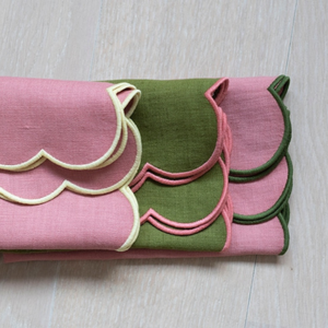 Serviettes brodées à la main en lin biologique avec forme carrée monogramme personnalisée pour les occasions spéciales d'anniversaire de mariage - Product Image 2