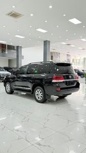 Toyota Land Cruiser V8 SUV Usada, Exterior Negro, 7 Asientos, Vehículo Utilitario de Lujo para Compra en Concesionario - Product Image 3