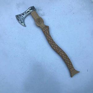 Hache viking artisanale avec manche en bois de frêne gravé et fourreau en cuir avec gravure sur la tête - Product Image 6
