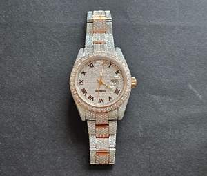 Montre Iced Out Luxury Gold Tone Bracelet en acier inoxydable Mouvement à quartz Moissanite Diamond Fonction Date pour hommes et femmes. - Product Image 1