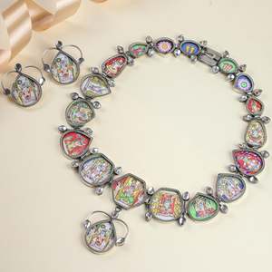Juego de Collar y Pendientes de Plata de Ley 92.5 con Forma Hexagonal, Diseño Hastakala Pichwai, Pintado a Mano, Joyería Cultural Coleccionable - Product Image 2