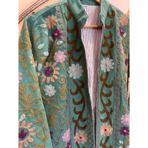 เสื้อแจ็คเก็ต Woodland Olive แบบกลับด้านได้ ลาย Suzani Tribal สำหรับผู้หญิง สไตล์โบฮีเมียน พิมพ์ลายดอกไม้ ผ้าควิลท์ หนัง ผ้าฝ้ายย้อมสี สำหรับฤดูใบไม้ผลิและฤดูหนาว - Product Image 2