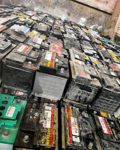 Déchets de batteries automobiles au plomb déchargées en vrac disponibles pour achat en gros Livraison rapide Qualité supérieure Teneur en Pb de 99% - Product Image 4